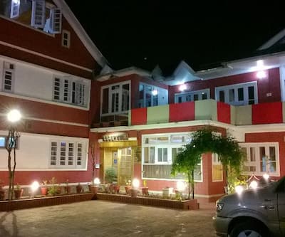 https://imgcld.yatra.com/ytimages/image/upload/t_hotel_yatra_city_desktop/v1432379738/Domestic Hotels/Hotels_Srinagar/Walisons Hotel/overview.jpg